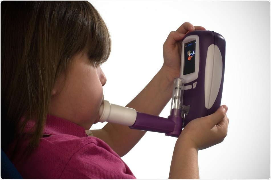 Child using the NOBreath FeNO monitor