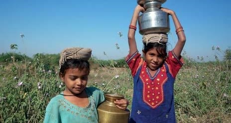 Two Indian girls carry well water to their homes. While the construction of wells in the Ganges Delta region has reduced diseases caused by pathogen-contaminated surface water, a large number of these wells produce water that is strongly contaminated with arsenic. Chronic and acute arsenic poisoning that affect large parts of the population are the consequence.
