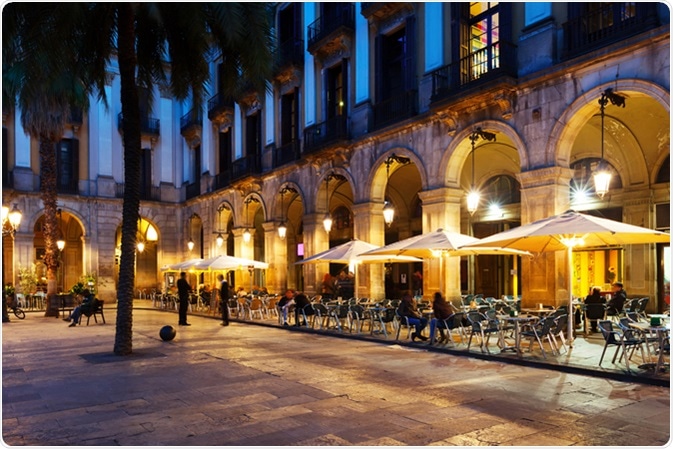 Outdoor restaurants Barcelona, Spain. Image Credit: Iakov Filimonov / Shutterstock