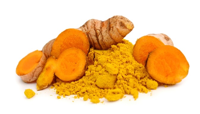Turmeric powder and turmeric. Image Credit: COLOA Studio / Shutterstock