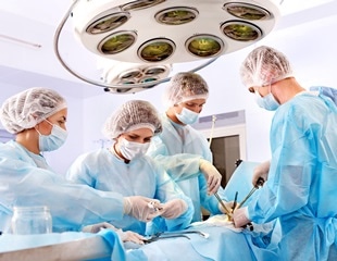 How to choose the right labels for single particle tracking in super-resolution imaging