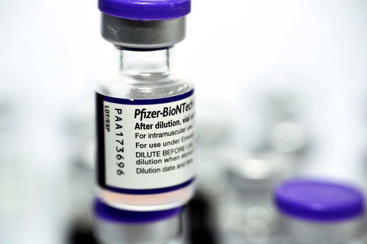 Study: BNT162b2 vaccine boosts neutralizing antibodies to ancestral SARS-CoV-2 & Omicron variant in adults received 2-dose inactivated vaccine. Image Credit: Tamer Adel Soliman/Shutterstock