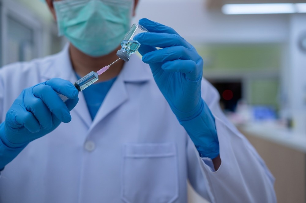 Study: Third primary SARS-CoV-2 mRNA vaccines enhance antibody responses in most patients with haematological malignancies. Image Credit: Hospital Man / Shutterstock.com