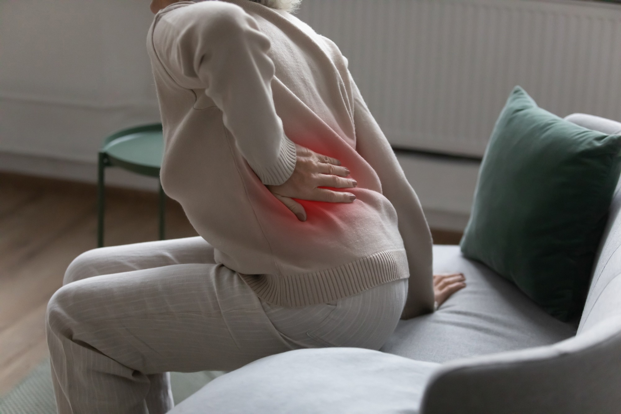 Study: Randomized trial reveals opioids relieve acute back pain no better than placebo. Image Credit: fizkes/Shutterstock.com