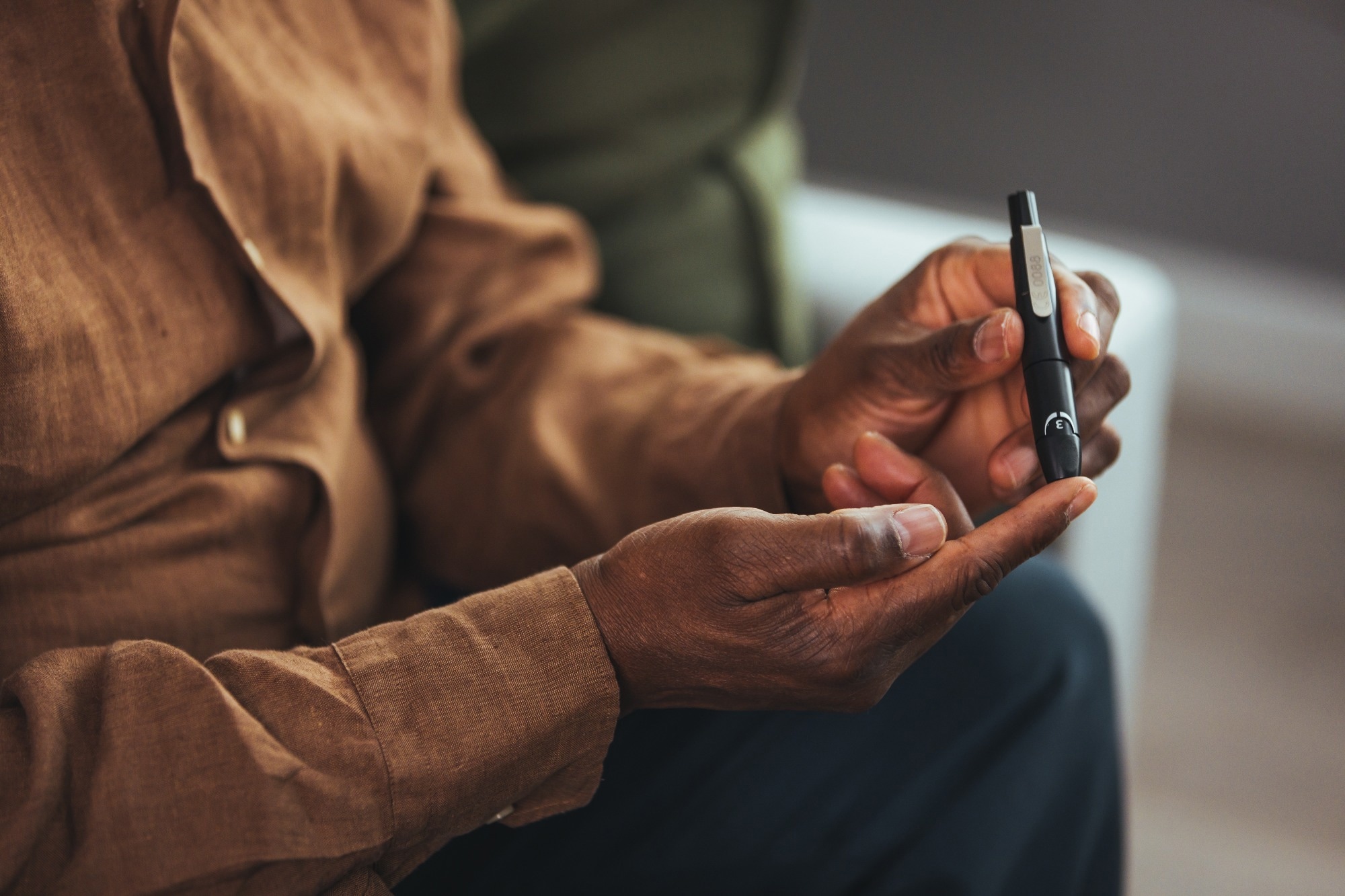 Study: Hyperglycaemia is a causal risk factor for upper limb pathologies. Image Credit: Dragana Gordic / Shutterstock