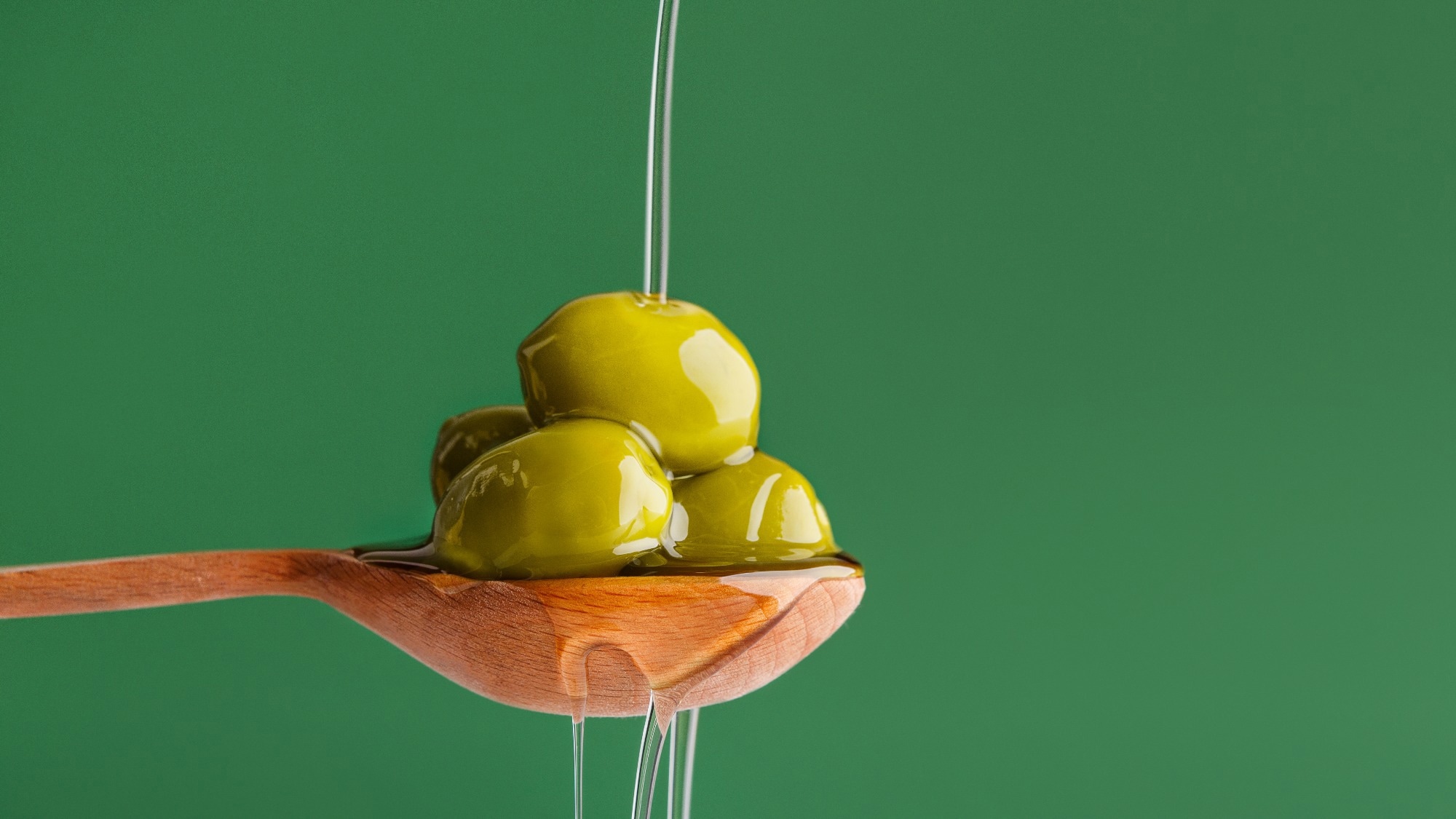 Study: Changes in olive oil consumption and long-term body weight changes in three U.S. prospective cohort studies. Image Credit: Prostock-studio / Shutterstock