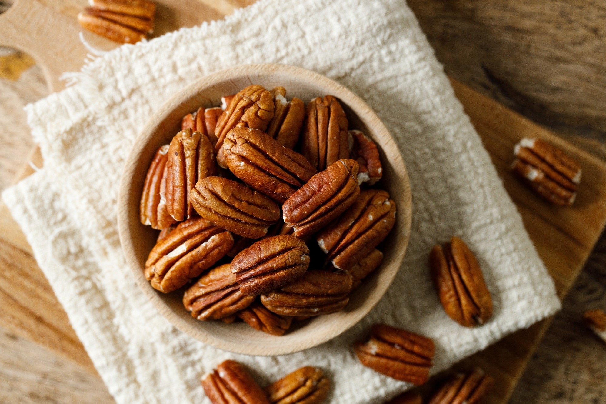 Study: Consuming pecans as a snack improves lipids/lipoproteins and diet quality compared with usual diet in adults at increased risk of cardiometabolic diseases: A randomized controlled trial. Image Credit: SherSor / Shutterstock.com