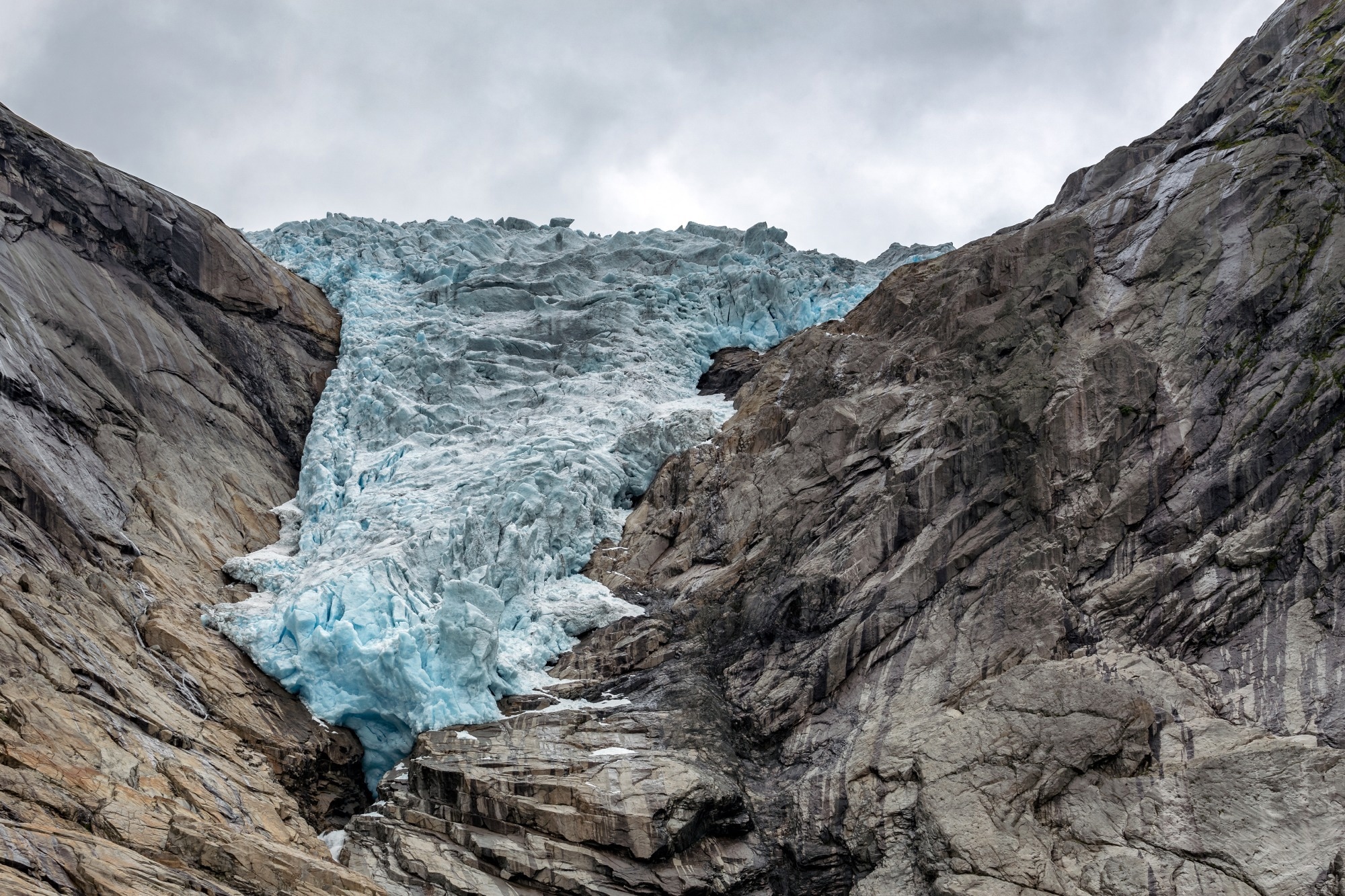 Glaciers as reservoirs of antibiotic resistance genes: hidden risks to human and ecosystem health in a warming world